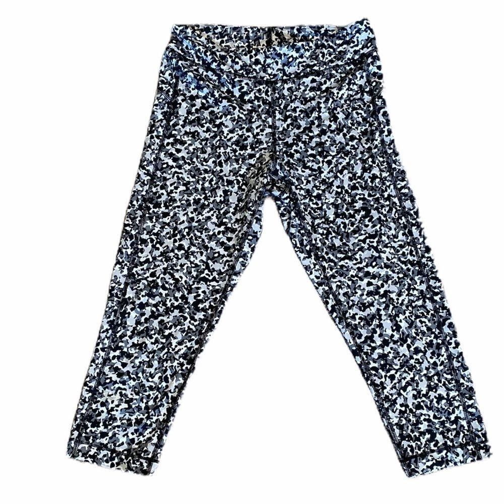 Under Armour Black Camo Fitted Crop Leggings